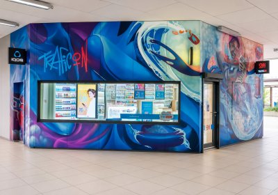 TRAFICON proměnil prodejnu u metra Háje v městský landmark. Fasádu ozdobil originální mural