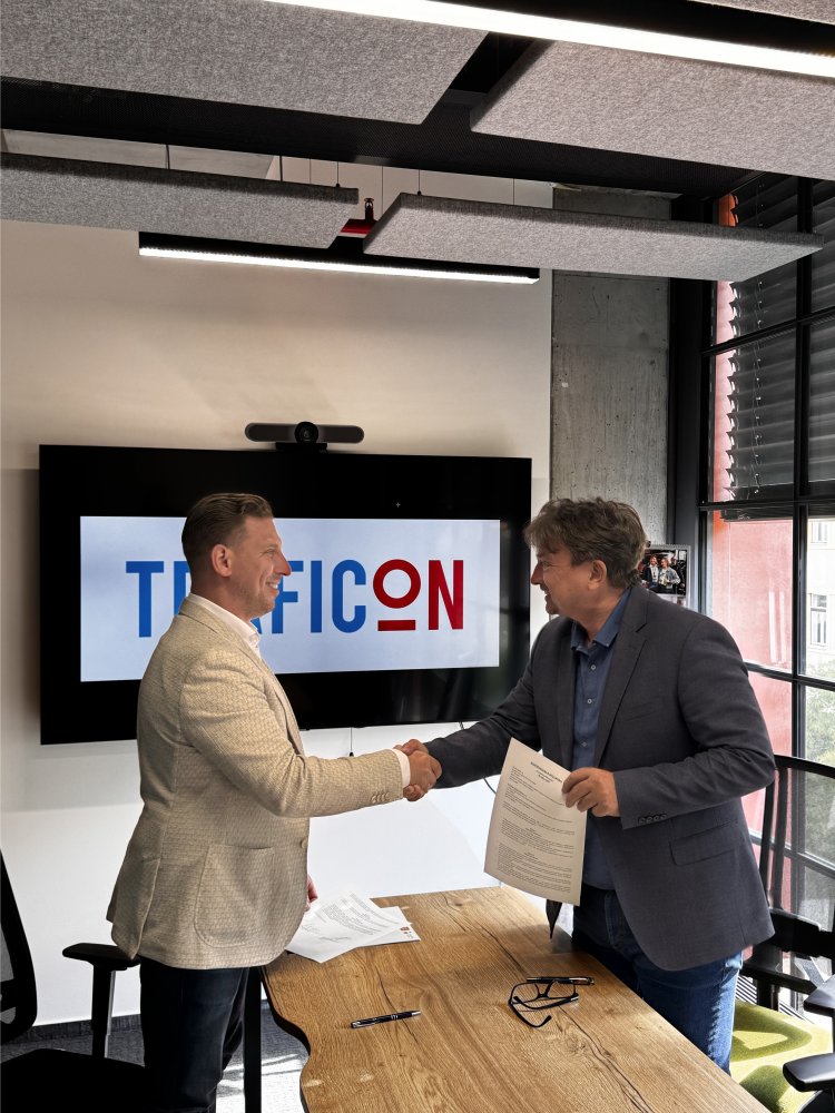 Memorandum o&nbsp;dlouhodobé spolupráci podepsali ředitel projektu Na&nbsp;věku záleží Tomáš Kajgr a&nbsp;CEO společnosti Traficon Jiří Puršl. (vpravo). (2).jpg